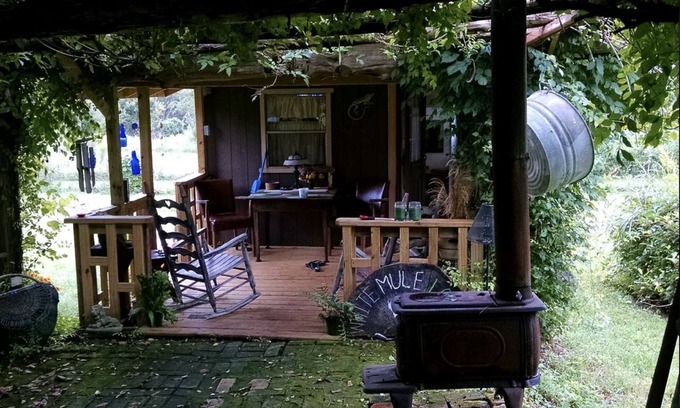 Sparta Cabina | Idyllic Tiny House Rental on a Peaceful Farm in Middle Tennessee