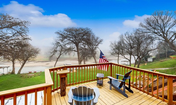 New Braunfels Casa | Idyllic waterfront getaway with private hot tub & deck views - near golf