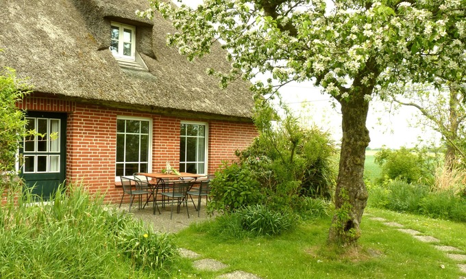 Tetenbull Condominio | Idyllische Reethaus-hälfte mit Kaminofen, Terrasse+garten / Ebenerdig