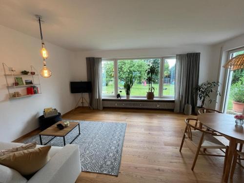 Stephanskirchen Apartamento | Idyllische Wohnung mit Bergblick nah am Simssee