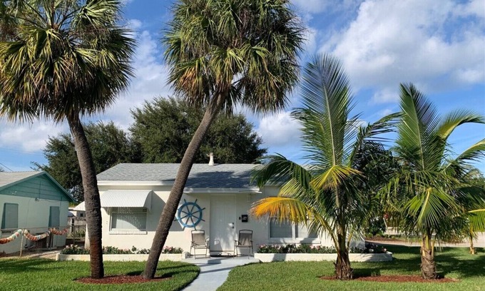 Riviera Beach Casa | If you want to be near the water, the Boat House is the place to be!