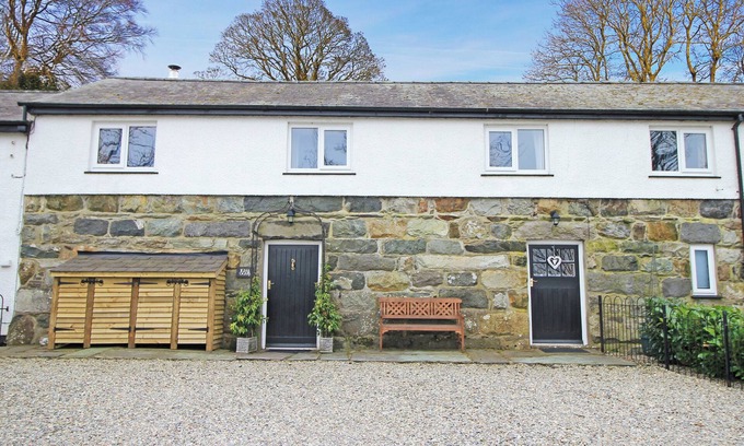 Llanllyfni Cabaña | IGAMOGAM, pet friendly, character holiday cottage in Penygroes