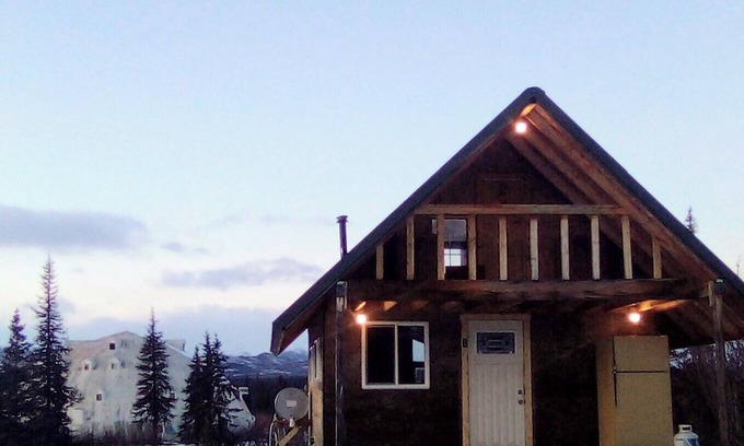 Cantwell Cabina | Igloo City Cabin Rentals #1 Charming Cabin in Broad Pass at the Igloo Property