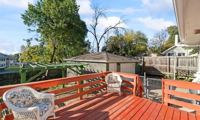 Des Moines Casa | Ignatius’ House Come in & relax in Des Moines in a home with AC, WiFi, heater,