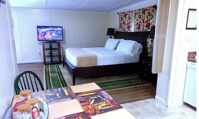 Douglasville Casa | Ike's Place - Come Stay, Work, and Play!