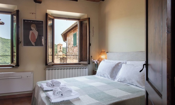 Montalcino Apartamento | Il Borghetto - La Ghibellina Townhouse, private apartment with balcony