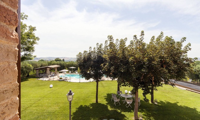 Bettolelle Apartamento | Il Ciliegio, aplicación en una villa típica con piscina a 7 km del mar, Senigallia, Marche