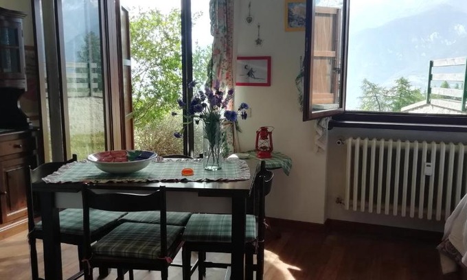 Sauze d'Oulx Apartamento | Il Nido - Delizioso alloggio presso il centro con vista spettacolare e giardino