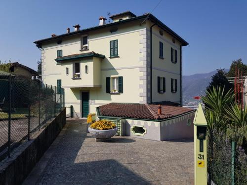 Calolziocorte Apartamento | Il Palazzo apartment with a view of the lake and nature