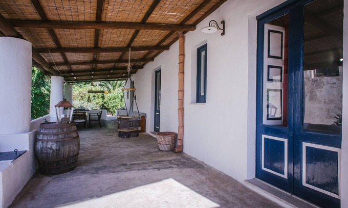 Malfa Villa | Il Palmento di Salina es la típica casa Aeolina privado con terraza y jardín con vistas al mar