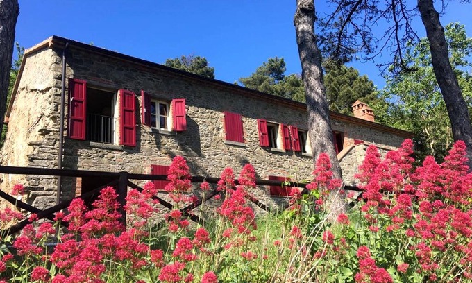 Cortona Casa | Il Rifugio, una casa de campo en Cortona con una vista panorámica del lago Trasimeno