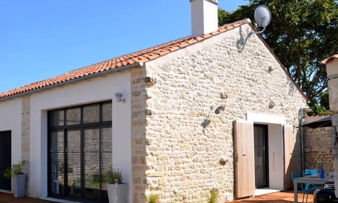 Domino Casa | Antigua bodega completamente renovada en jardín cerrado.