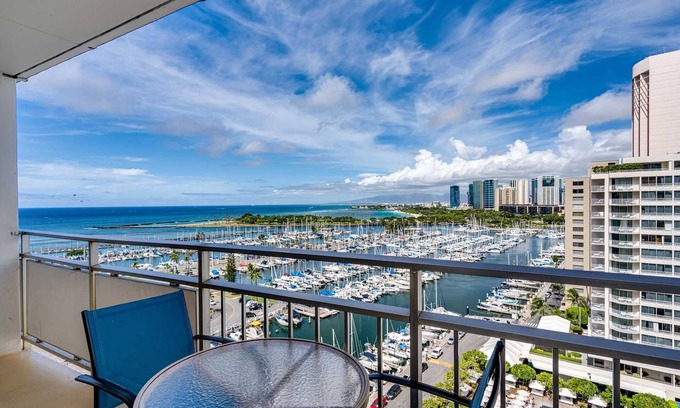 Waikiki Condominio | Ilikai 1437 Ocean / Sunset / Marina Vistas Cama King / Sofá Cama