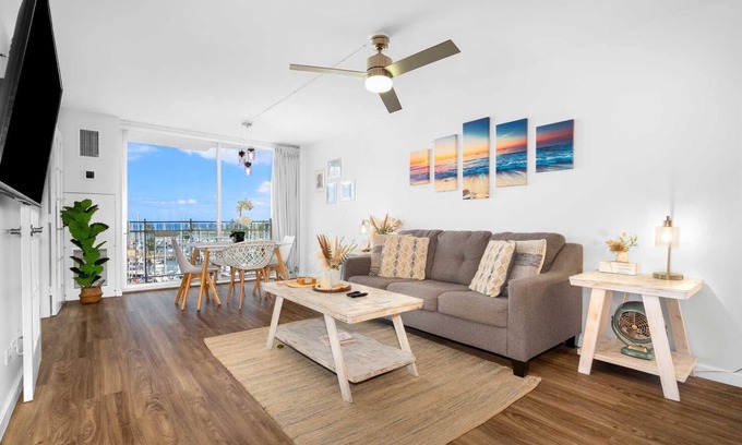 Ala Moana Condominio | Ilikai Marina 694 Ocean/Sunset/Fireworks View King Bed, Sofa Bed
