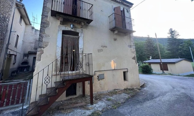 San Benedetto in Perillis Casa | Immaculate 2-Bed House