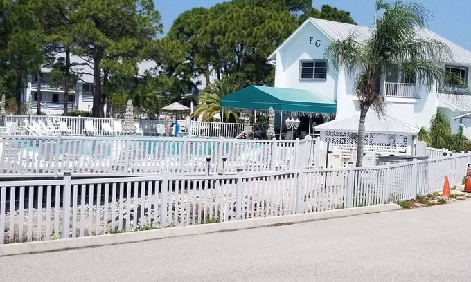 Englewood Condominio | Immaculate 1st floor condo - 10 minutes to beaches in Englewood FL!