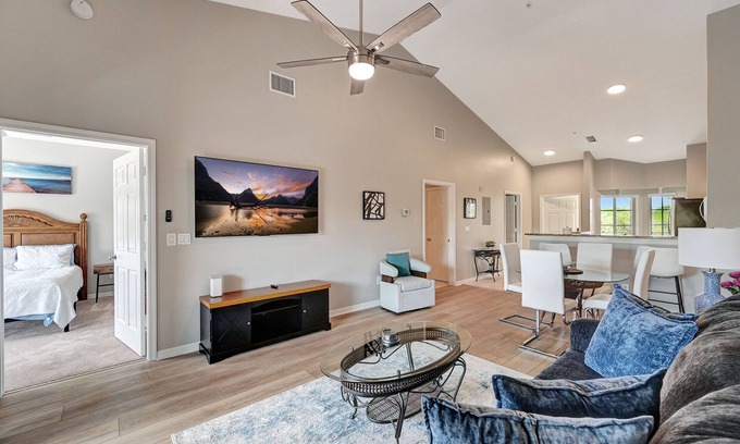 Ole Condominio | Immaculate 2 Bed / 2 Bath Resort Condo in Naples. Close to Marco Island!