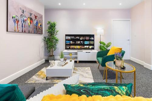 High Barnet Apartamento | Immaculate 2BR London Flat with King Bed-Parking Available-Sleeps 6-20 Percent OFF Off Long Stays! Perfect for Families, Contractors & Couples!