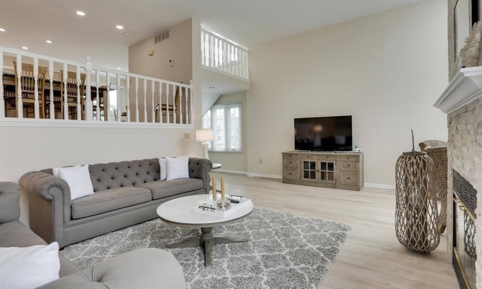 Southend Casa | Immaculate 3 Bed 2.5 Bath Quiet community with pool Monthly Rental