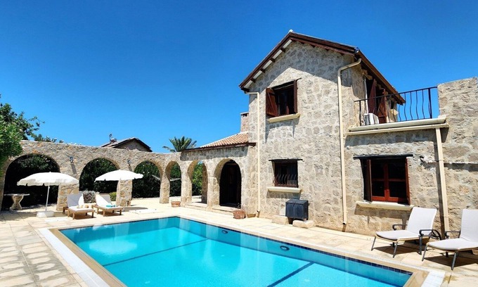 Karsiyaka Villa | Casa tradicional de vacaciones de piedra amarilla