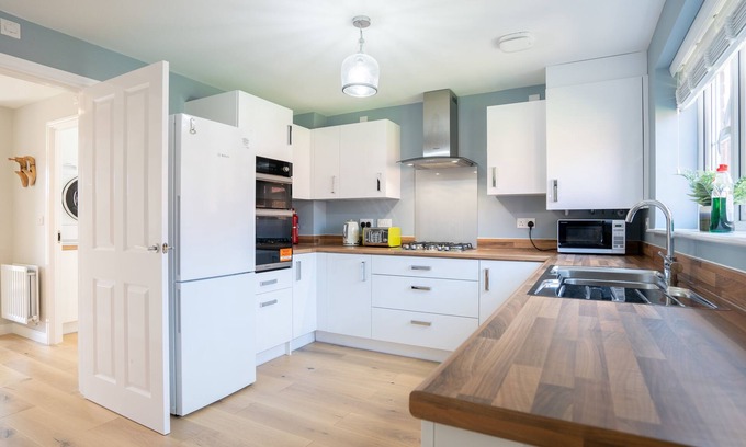 Bicester Casa | Immaculate 4-Bed House 5mins walk to Village shop