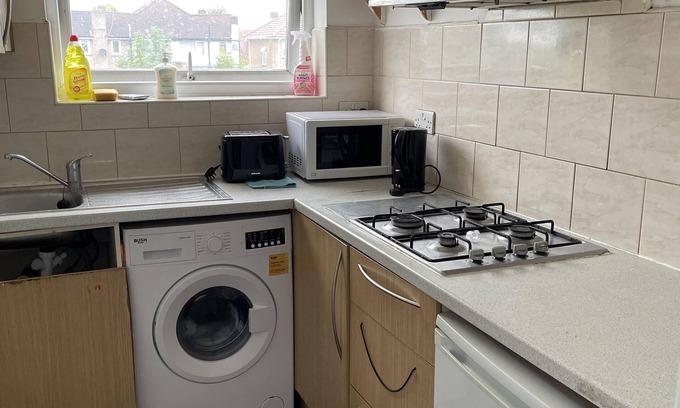 Heathrow Villages Casa | Immaculate 4-bed House Near Heathrow Airport