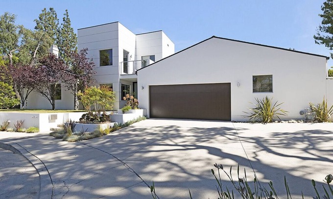 Bel Air Casa | Immaculate Architectural located on a cul-de-sac in Bel Air Park