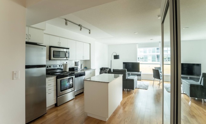 Fort York Condominio | IMMACULATE CONDO | MINUTES FROM DOWNTOWN TORONTO |