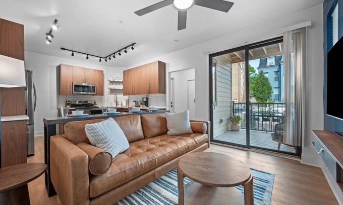Shadyside Apartamento | Immaculate Double King Suite | 4 beds | 2 Decks