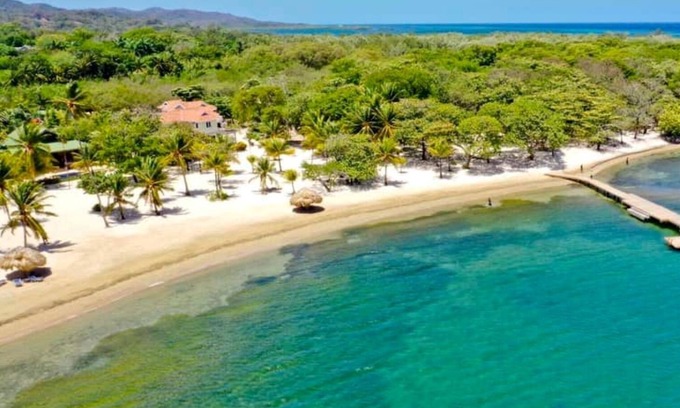 Palmetto Bay Casa | Inmaculado, cuidado jardín en un complejo privado, a pasos de la playa y la piscina