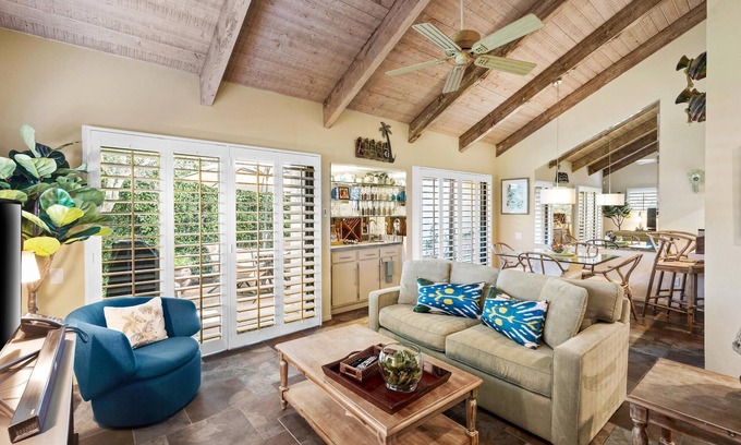 Rancho Mirage Casa | Villa de tenis Mission Hills renovada con vistas a la montaña desde la terraza privada de la azotea