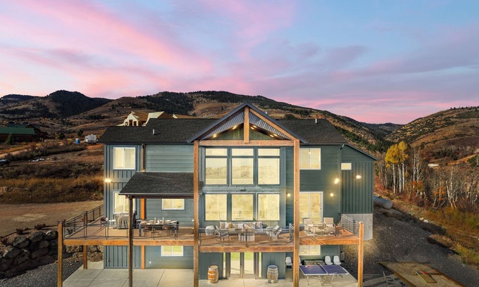 Fish Haven Casa | IMMACULATE Modern Rustic Luxury - Captivating Views - Sleeps 26