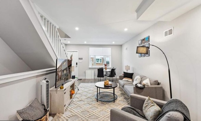 South Philadelphia Casa | Immaculate, Modern 3 Bedroom 2 Bath Full House Mins away from Stadiums