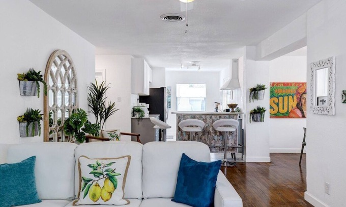 Highland Park Casa | Immaculate New Casita ~ Perfectly Furnished