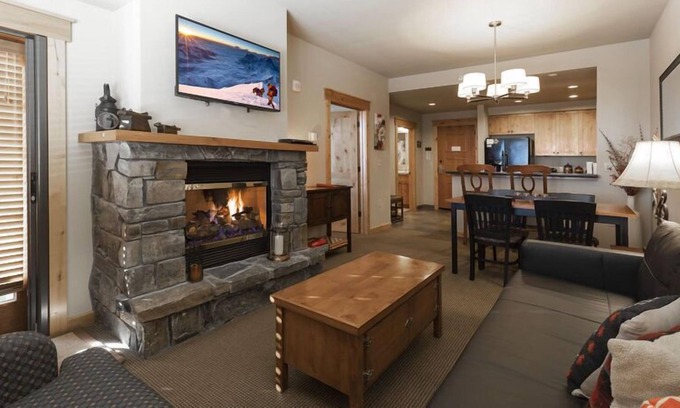 Whitefish Condominio | Immaculate ski in ski out condo - direct ski in and out, winter hot tub , gym, covered parking!!