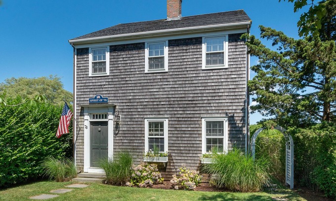 Nantucket Town Casa | Inmaculada 4BR con ubicación ideal - ¡pasos al centro de la ciudad y la playa!