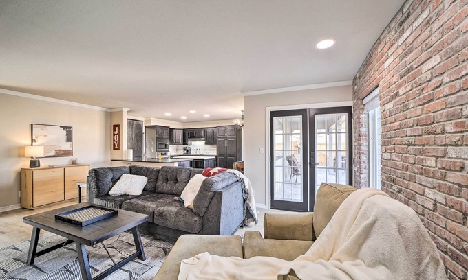 South Tulsa Cabaña | Immaculate 'woodland View' Retreat w/ Hot Tub