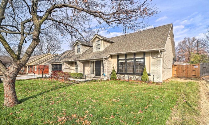 South Tulsa Casa | Immaculate Woodland View Retreat with Hot Tub