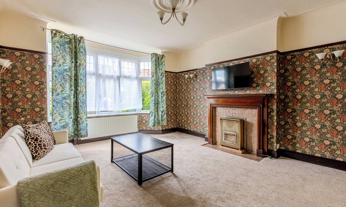 St. Leonard's Casa | Immense 3BR House, Garden near Tooting Cmns, South