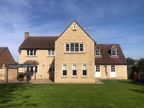 Holme Casa | Immense 6 bed with massive garden right on A1