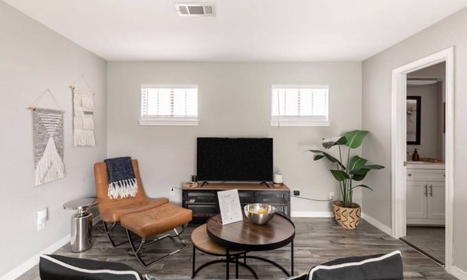 Lower Greenville Apartamento | Immerse yourself in the rich, vibrant Dallas culture in this cozy urban getaway.