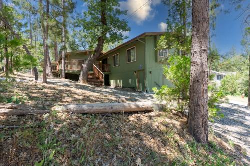 Oakhurst Casa | Immersed in Nature Manzanita Cabin with Hot Tub