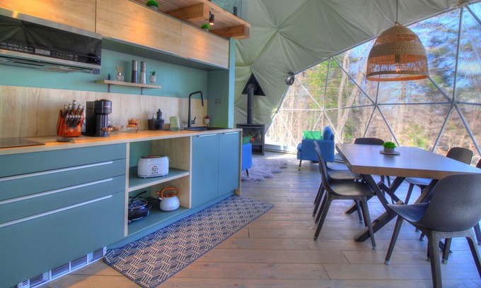 Notre-Dame-de-la-Merci Cabina | Immersive 4-season accommodation experience in a dome in a natural environment.