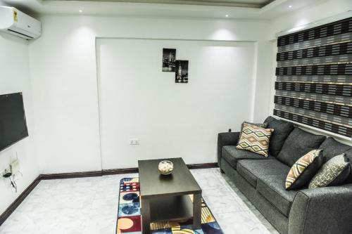 Santeo Apartamento | Impeccable 1-Bed Airbnb in Borteyman