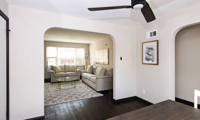 St. Louis Hills Apartamento | Impeccable 1-Bedroom Apartment with Street Parking