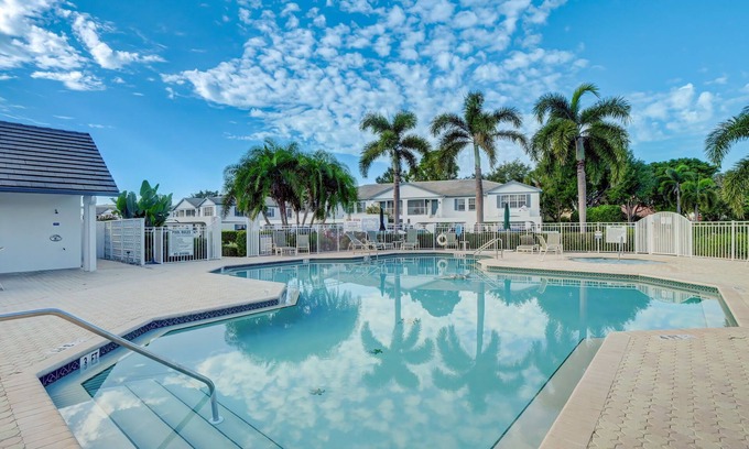 Pelican Bay Condominio | Impeccable 2BR/2BA condo with world class Pelican Bay amenities !