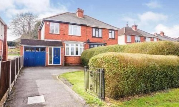 Bilston Casa | Impeccable 4-Bed House in Bilston