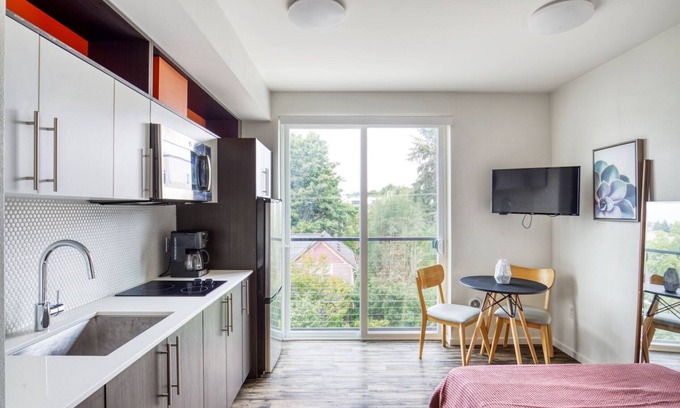 Old Ballard Apartamento | Impeccable Ballard Studio w/Rooftop, BBQ, walk to dining, by Blueground