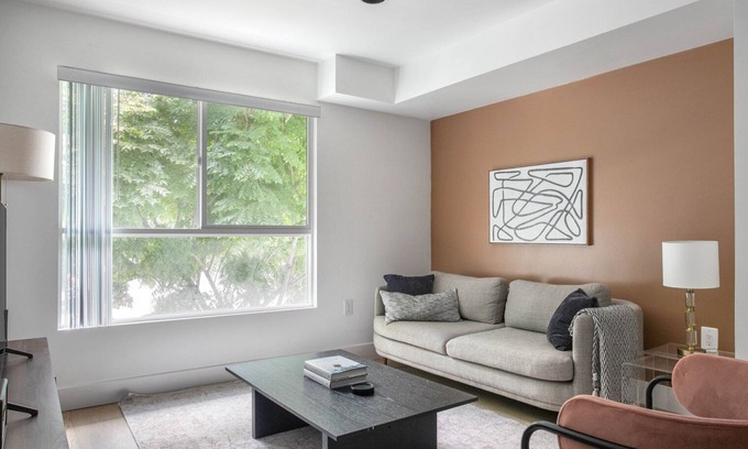West Los Angeles Apartamento | Impeccable Brentwood 1BR w/ Gym & Rooftop, nr Shops & Bars, by Blueground