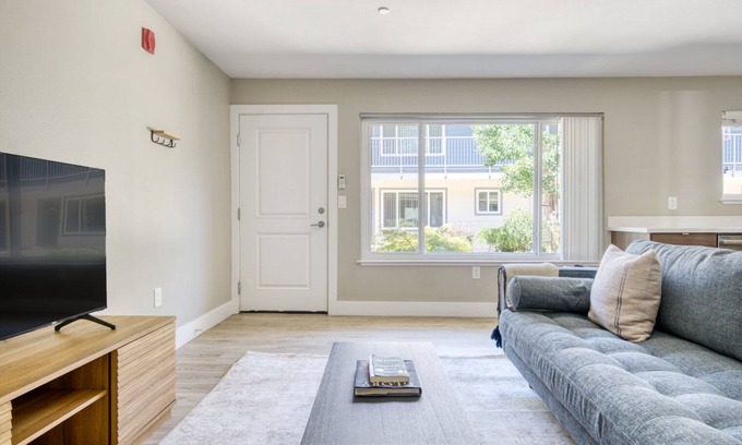 Campbell Apartamento | Impeccable Campbell 1BR w/ W/D, Pool, Gym, walk to WF + TJ, by Blueground